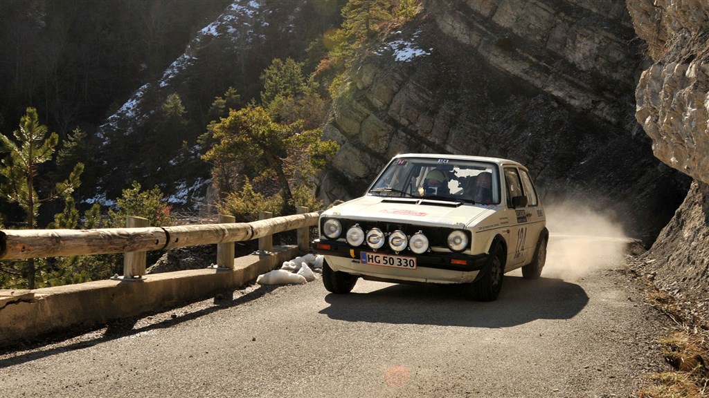 Henrik Møller-Nielsen og Martin Møller-Nielsen forsøger at indhente lidt tabt tid på ZR2 søndag eftermiddag
(Foto: Viggo Johansen/Rallypics.dk)